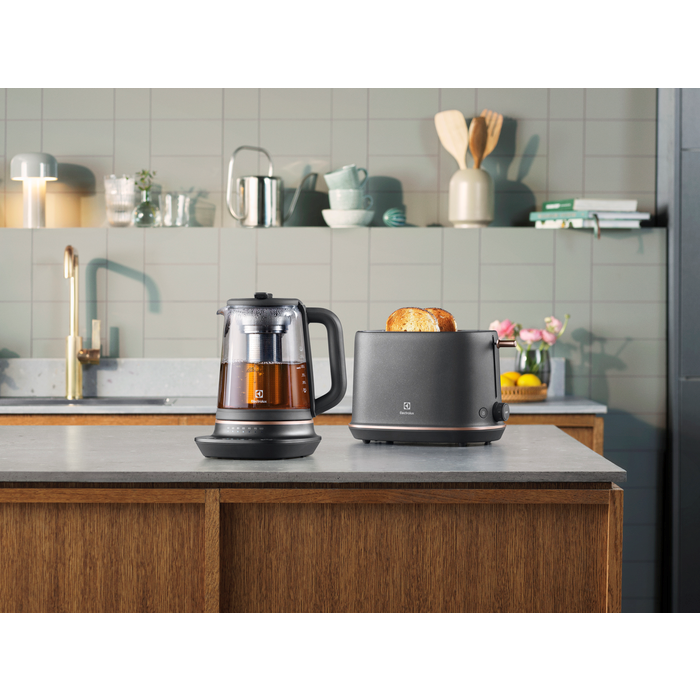 Electrolux Kettle Explore 7 E7GK1-8BP Electric, 2000 W, 1.7 L, Glass, 360° rotational base, Black/Transparent