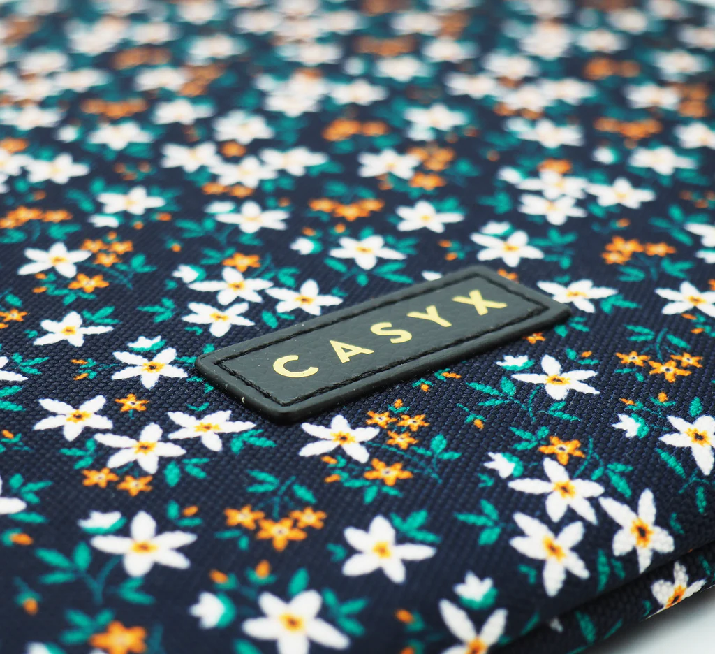 Casyx | SLVS-000013 | Casyx for MacBook | Fits up to size 13 ”/14 " | Sleeve | Midnight Garden | Waterproof