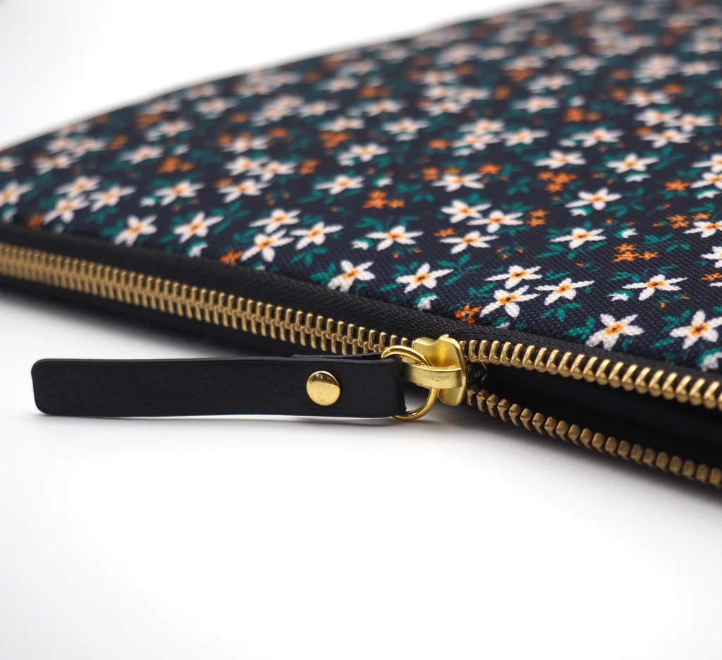 Casyx | SLVS-000013 | Casyx for MacBook | Fits up to size 13 ”/14 " | Sleeve | Midnight Garden | Waterproof