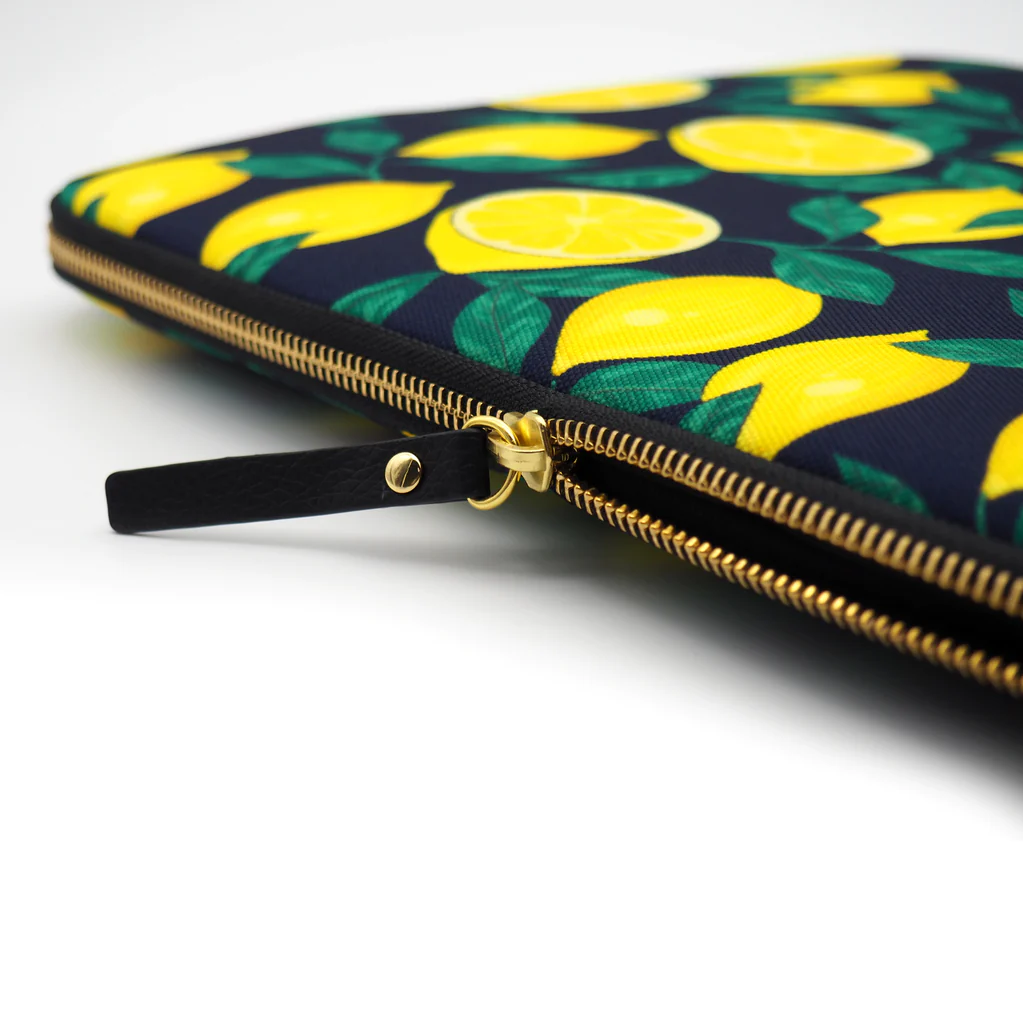 Casyx | SLVS-000002 | Casyx for MacBook | Fits up to size 13 ”/14 " | Sleeve | Midnight Lemons | Waterproof