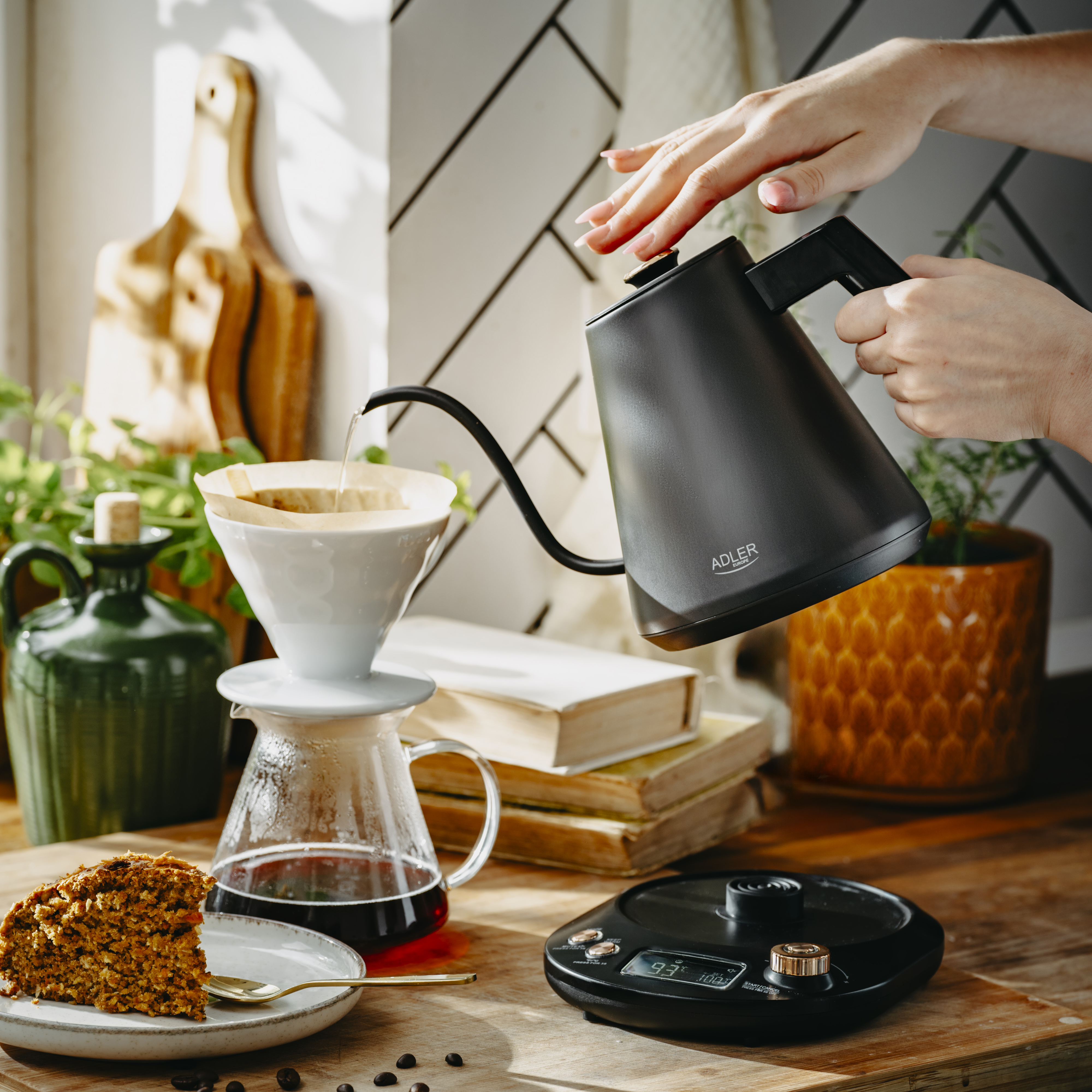 Adler Kettle | AD 1349 | Electric | 1100 W | 1 L | Stainless steel | 360° rotational base | Black/Gold