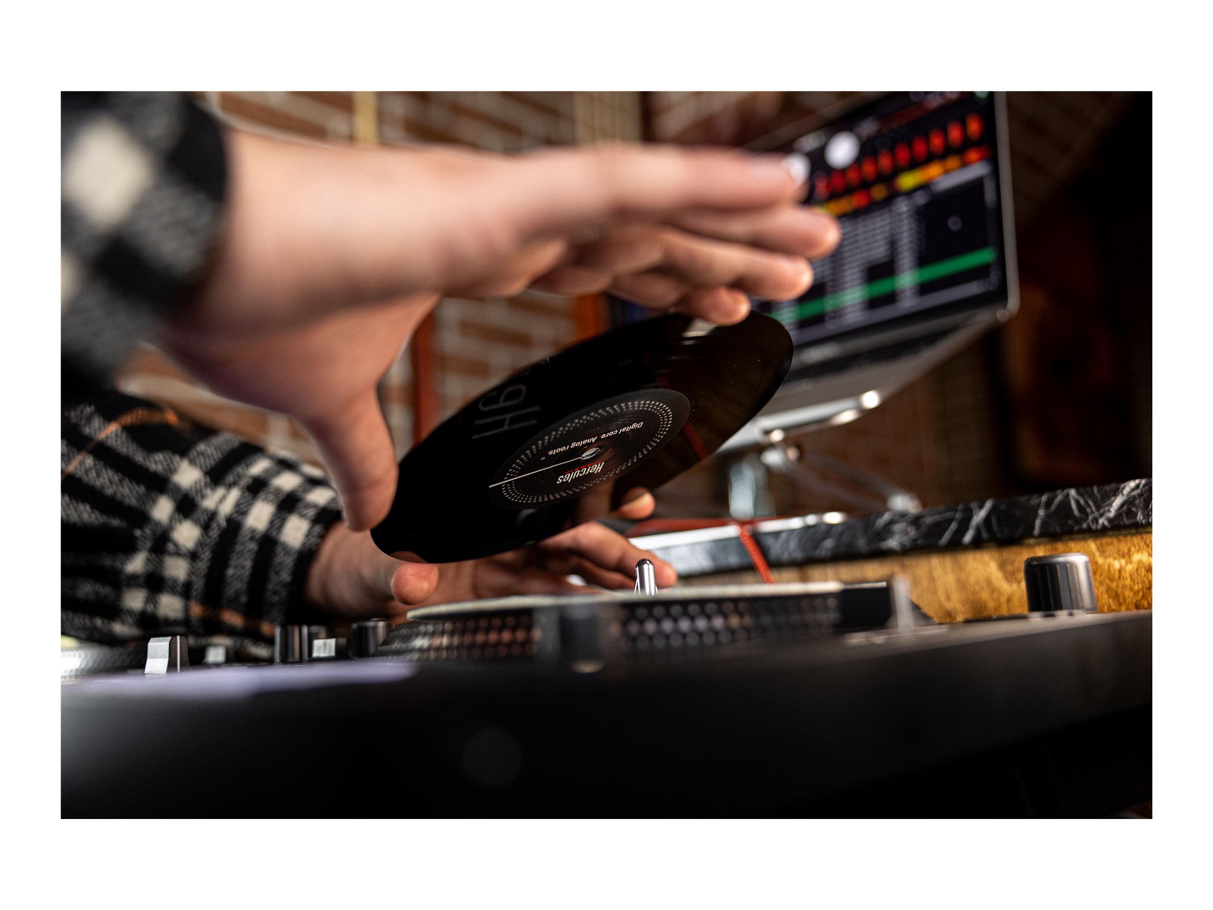 Hercules | DJControl Inpulse T7 | Speakers | USB connectivity