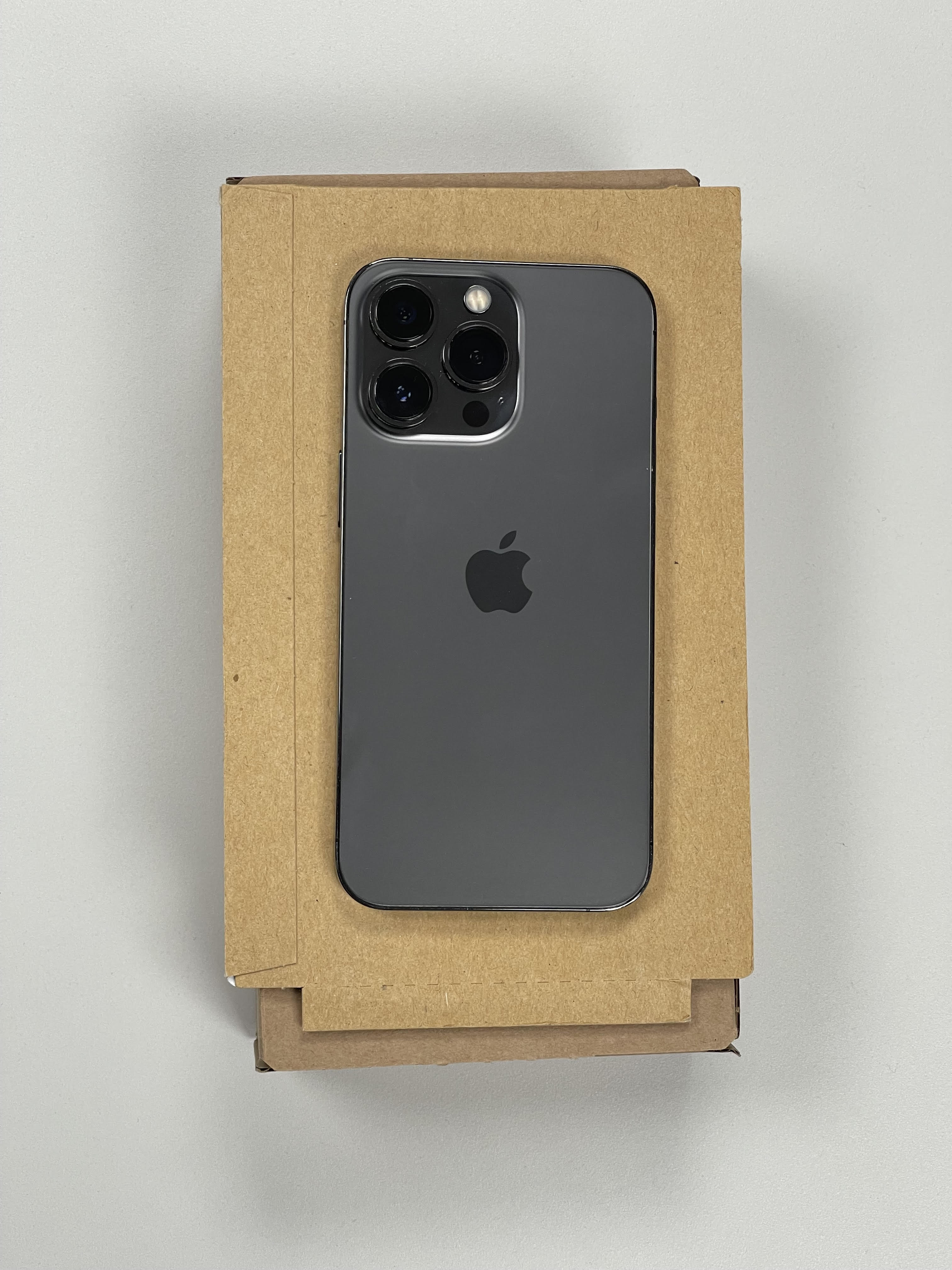Apple REFURBISHED Grade C+ | iPhone 13 Pro | Grey | 6.1 " | Super Retina XDR OLED | 2532 x 1170 pixels | Apple | A15 Bionic | Internal RAM 6 GB | 256 GB | Dual SIM | Nano-SIM | 4G | 5G | Main camera resolution 12+12+12 MP | Secondary camera resolution 12 