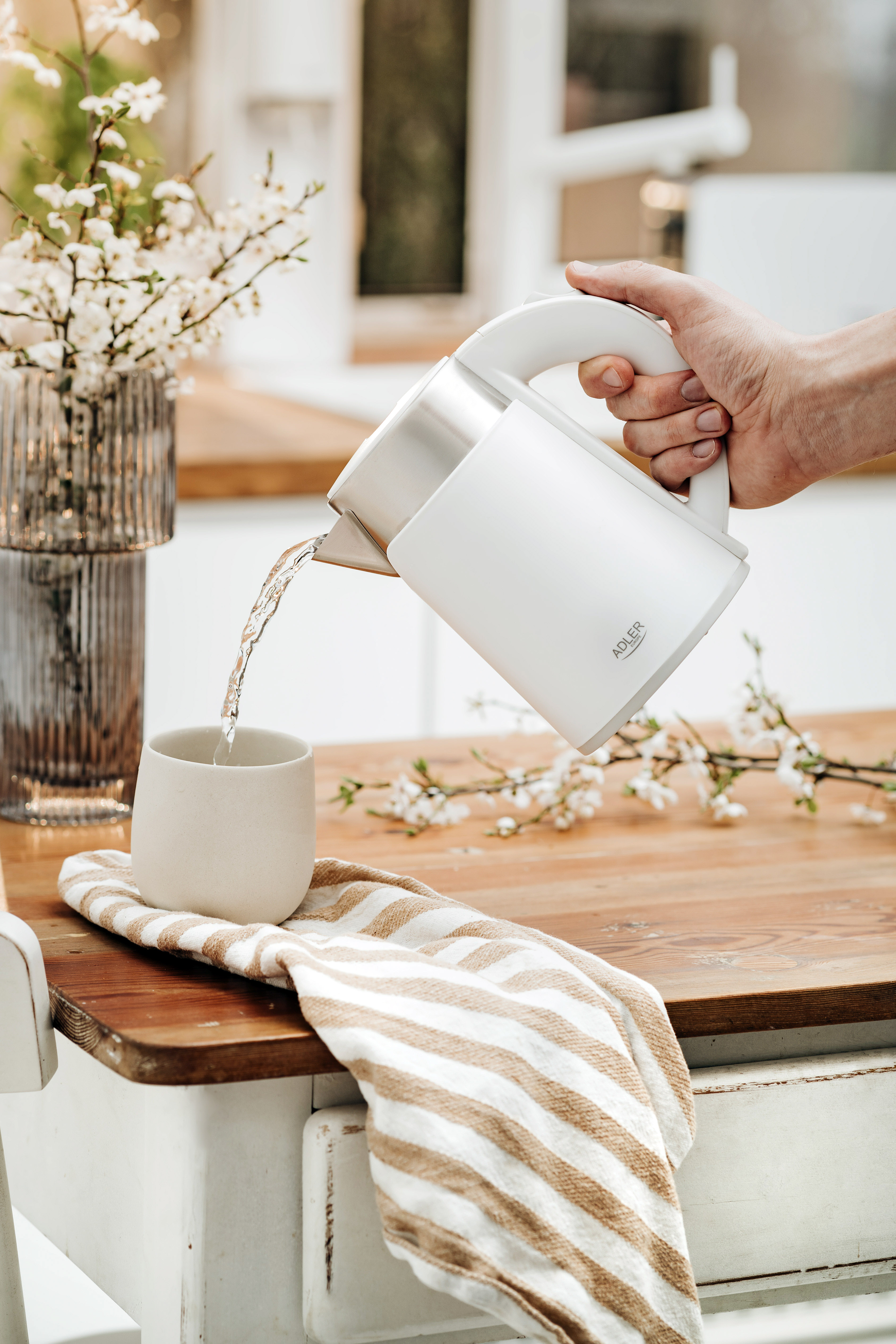 Adler | Kettle | AD 1372 | Electric | 800 W | 0.6 L | Plastic/Stainless steel | 360° rotational base | White