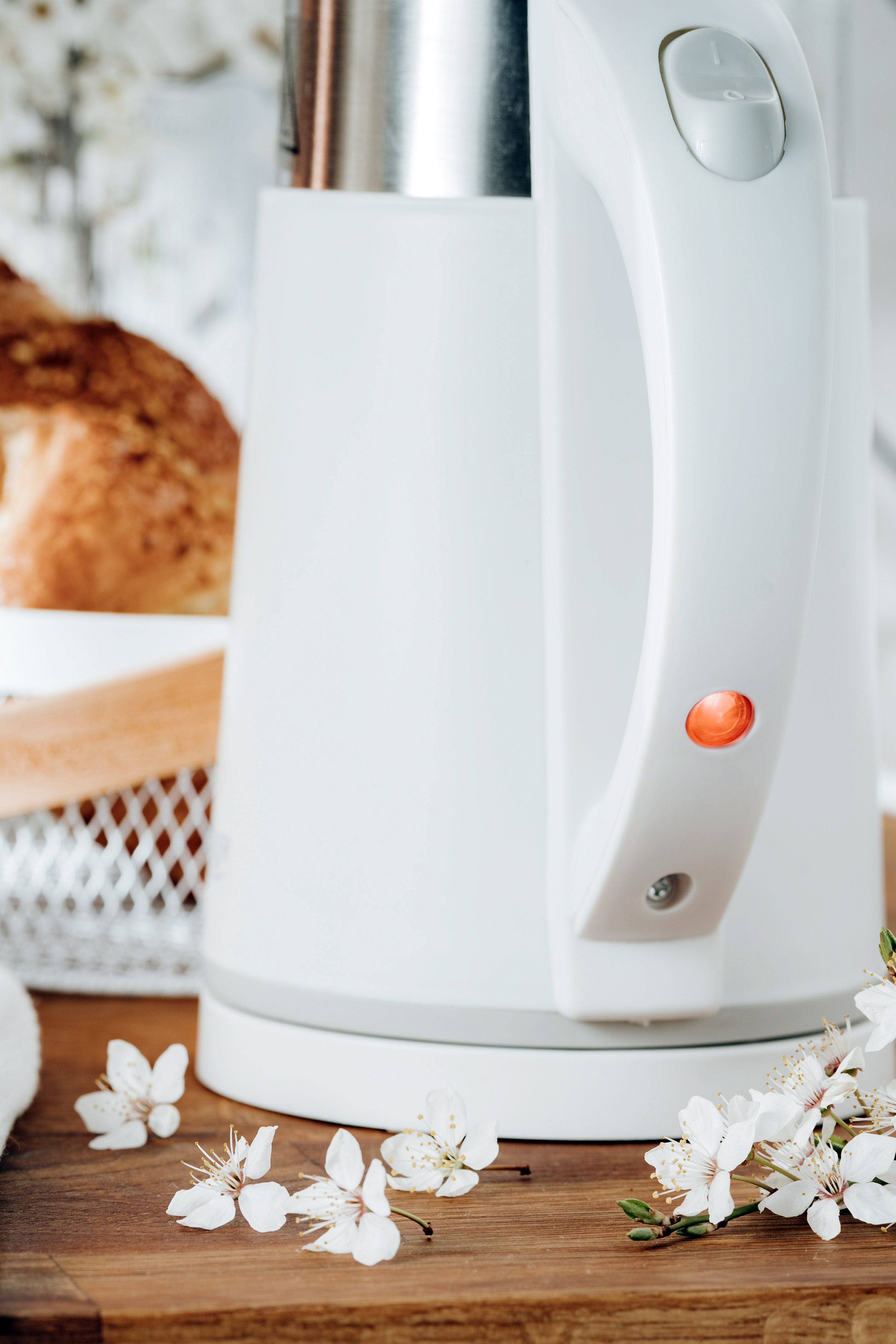 Adler | Kettle | AD 1372 | Electric | 800 W | 0.6 L | Plastic/Stainless steel | 360° rotational base | White