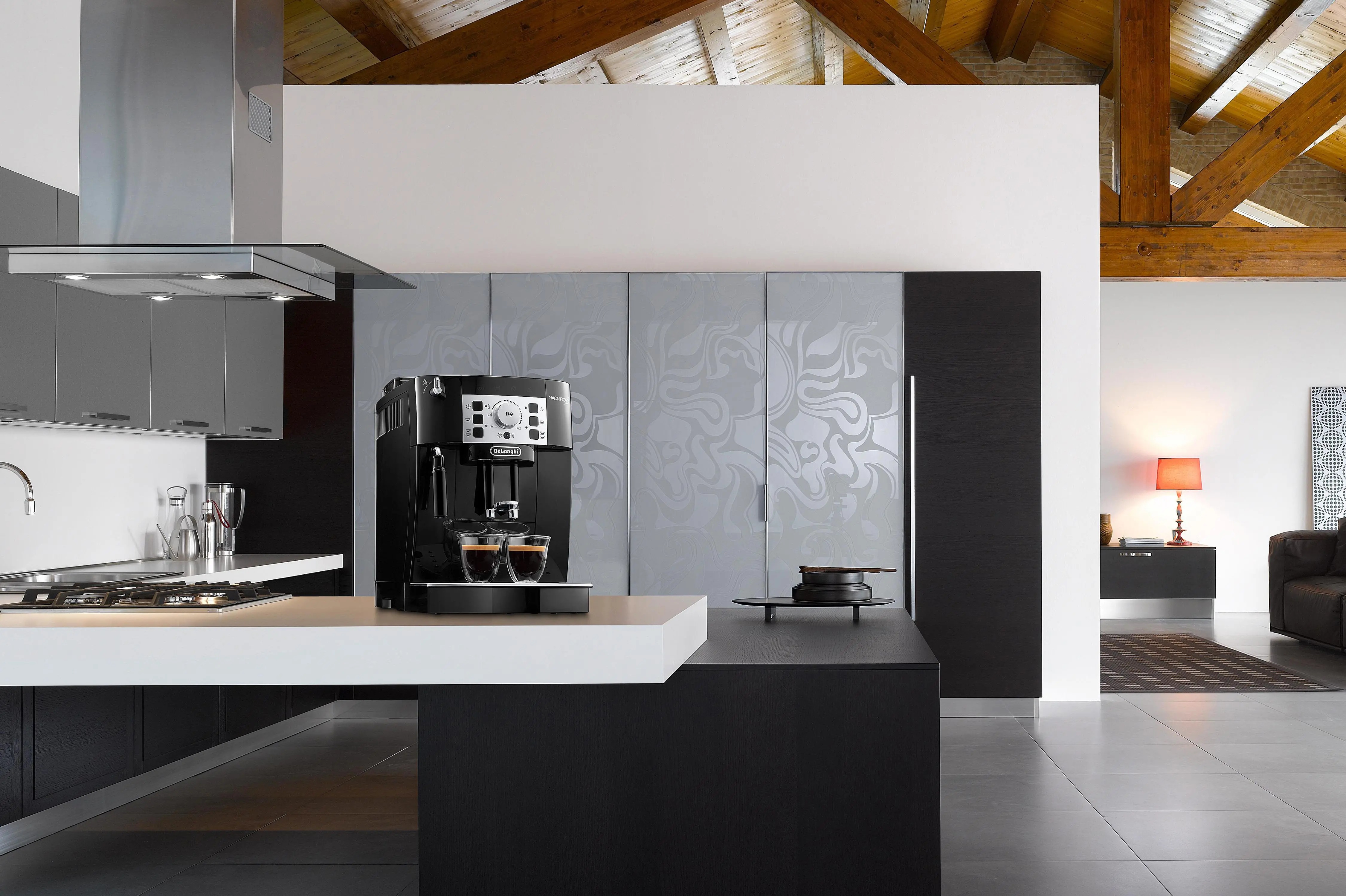 Delonghi | Coffee Maker | ECAM22.115.B Magnifica S | Pump pressure 15 bar | Built-in milk frother | Automatic | 1450 W | Black