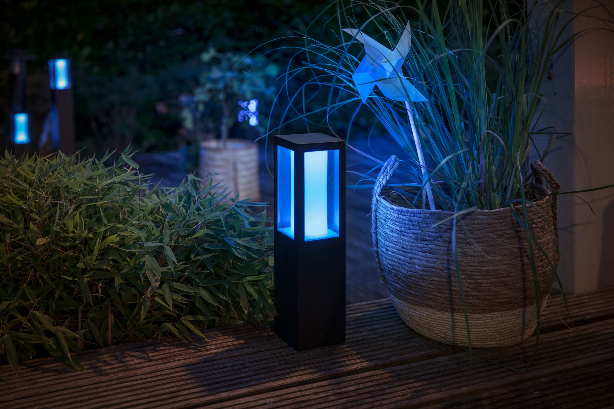 Philips Hue WCA Impress Outdoor Pedestal Lantern | 8 W | 2000-6500 Hue White Colour Ambiance