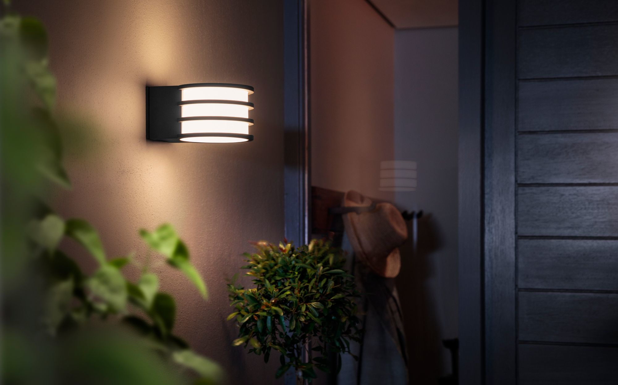 Philips Hue Lucca Wall Lantern | E27 | 9 W | Warm white