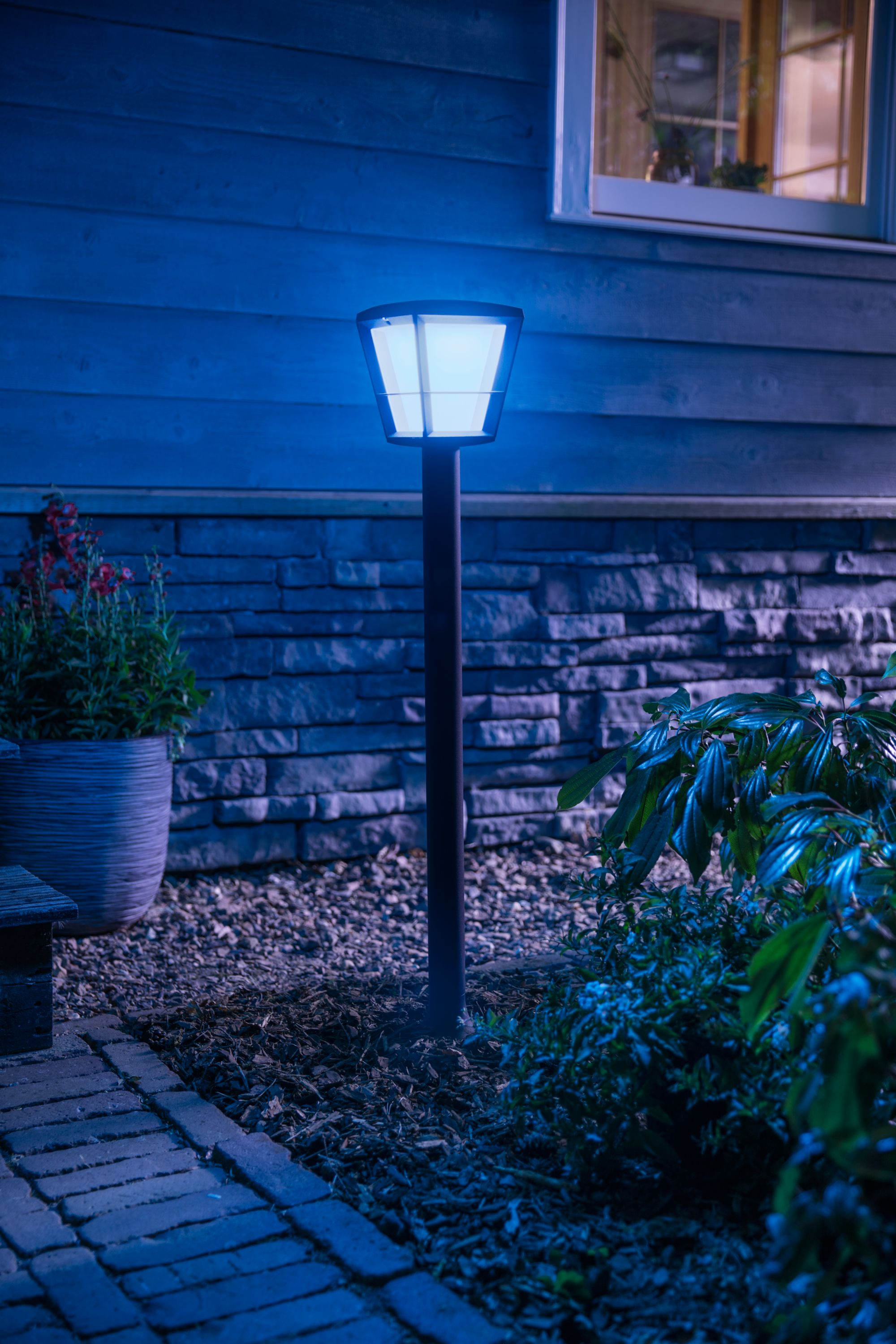 Philips Hue WCA Econic Outdoor Post Lantern | 15 W | 2000-6500 Hue White Color Ambiance