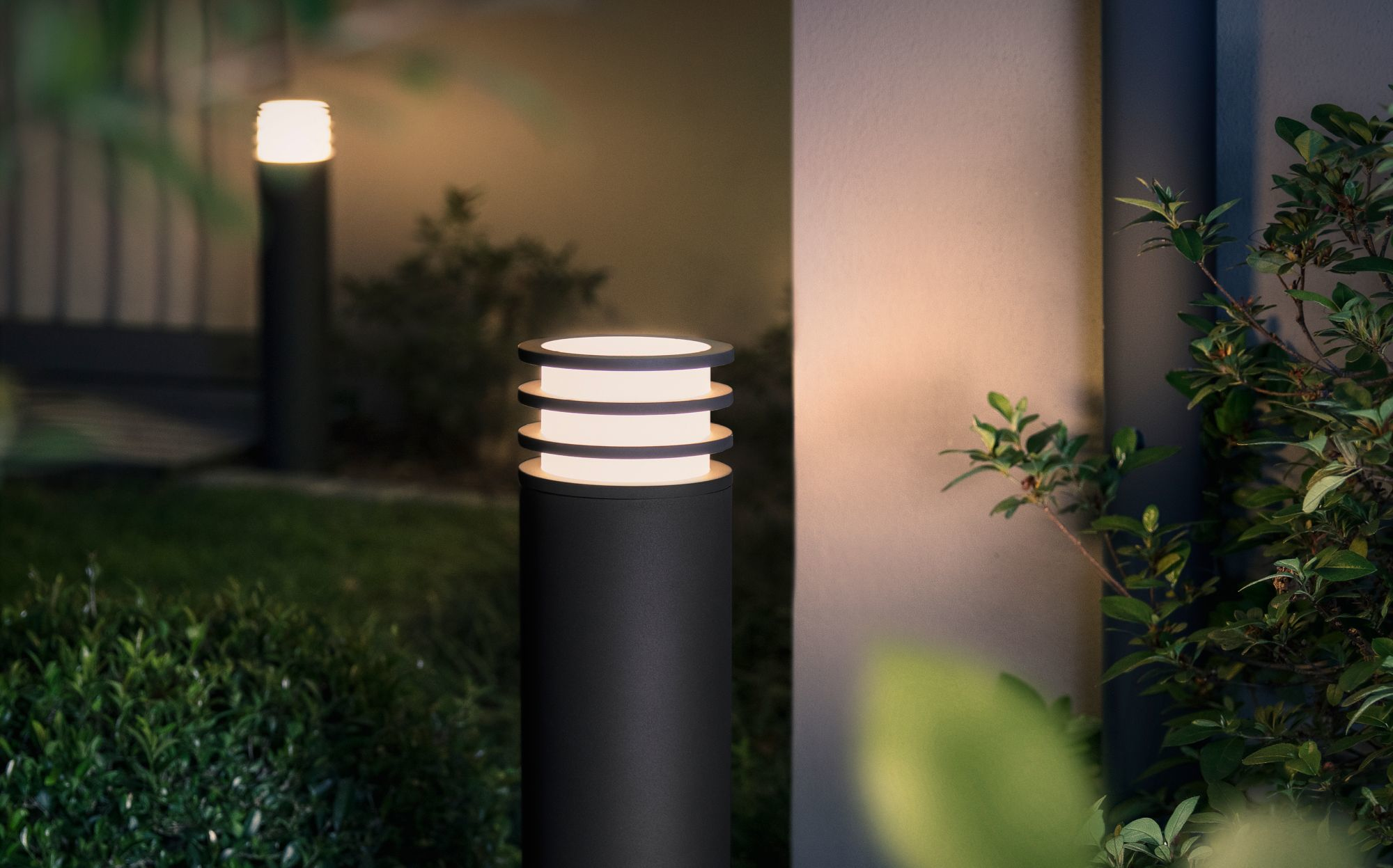 Philips Hue Lucca Outdoor Post Lantern | E27 | 9.5 W | Warm white