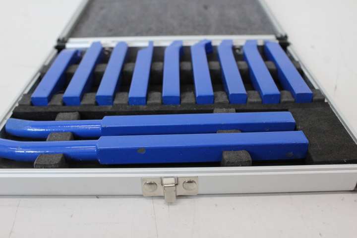 SALE OUT. TURNING KNIVES IN A CASE 10x10mm / 11 pcs. SUITCASE /SILVER | Geko BROKEN LOCK, SCRATCHED PAINT