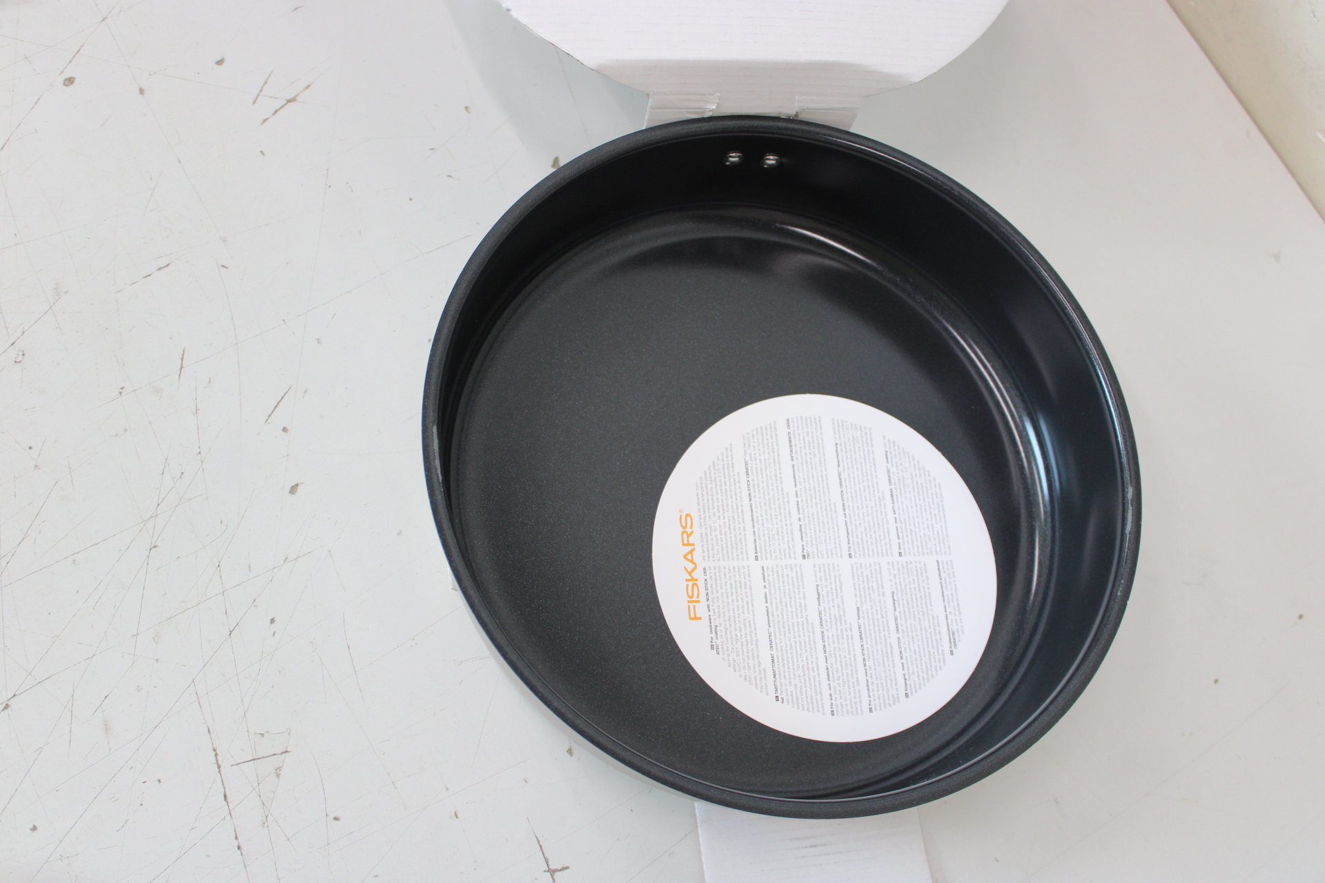 SALE OUT. PAN SAUTE FF 26CM CER COAT W LID 1072314 | Fiskars CHIPPED ENAMEL, SCRATCHED