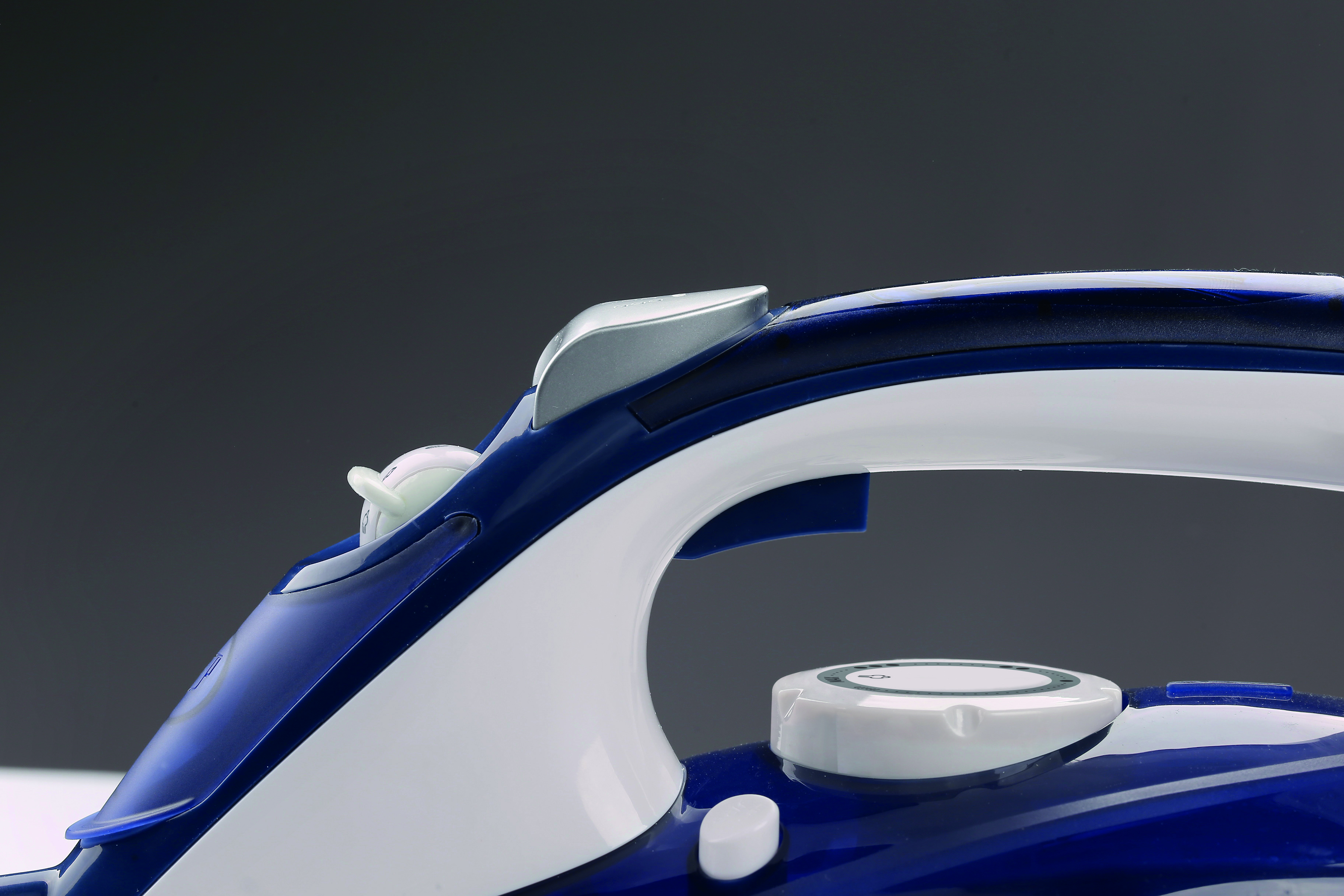 Gorenje | Steam Iron | SIH2600BLC | Steam Iron | 2600 W | Water tank capacity 350 ml | Continuous steam 30 g/min | Steam boost performance 95 g/min | Blue/White