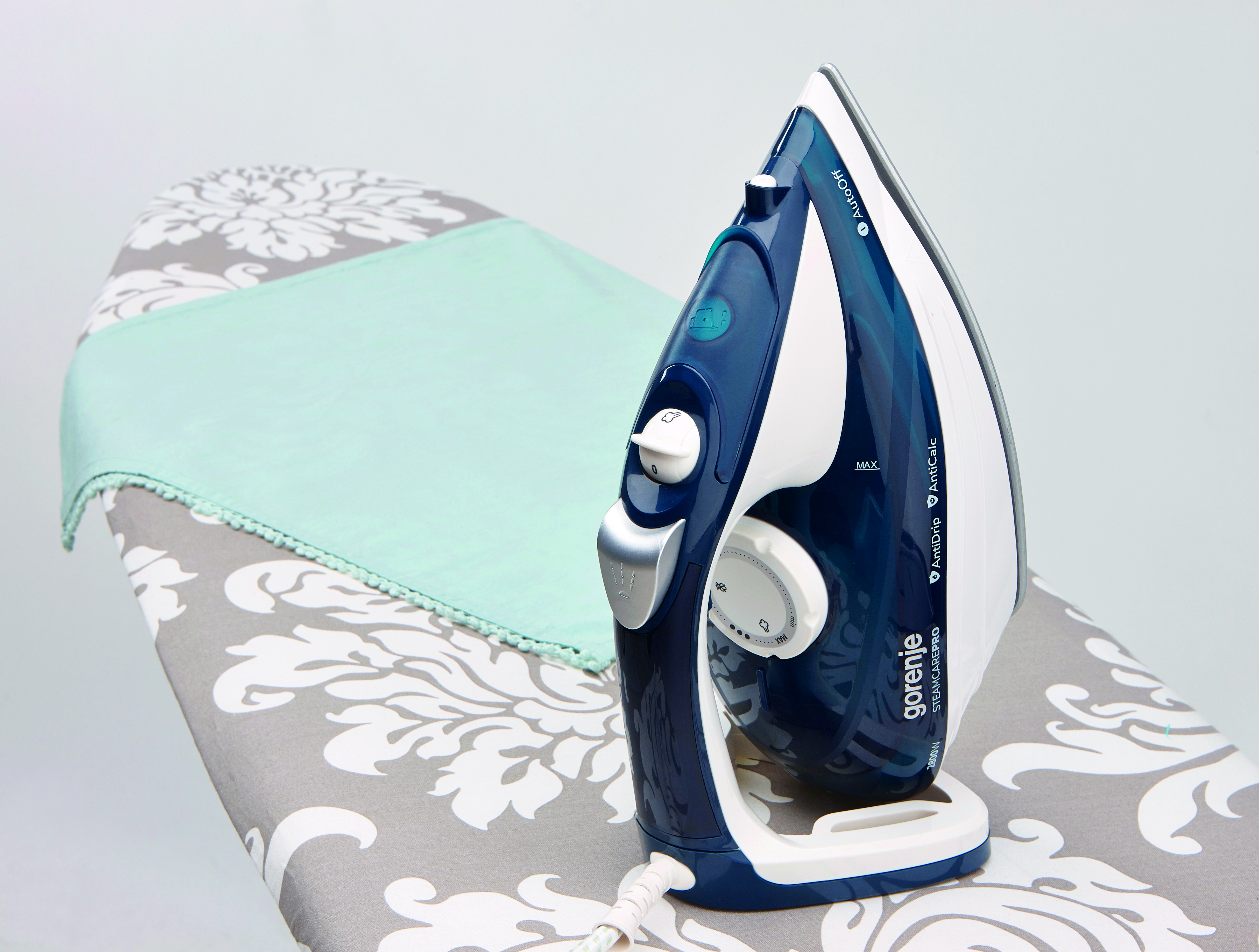 Gorenje | Steam Iron | SIH2600BLC | Steam Iron | 2600 W | Water tank capacity 350 ml | Continuous steam 30 g/min | Steam boost performance 95 g/min | Blue/White