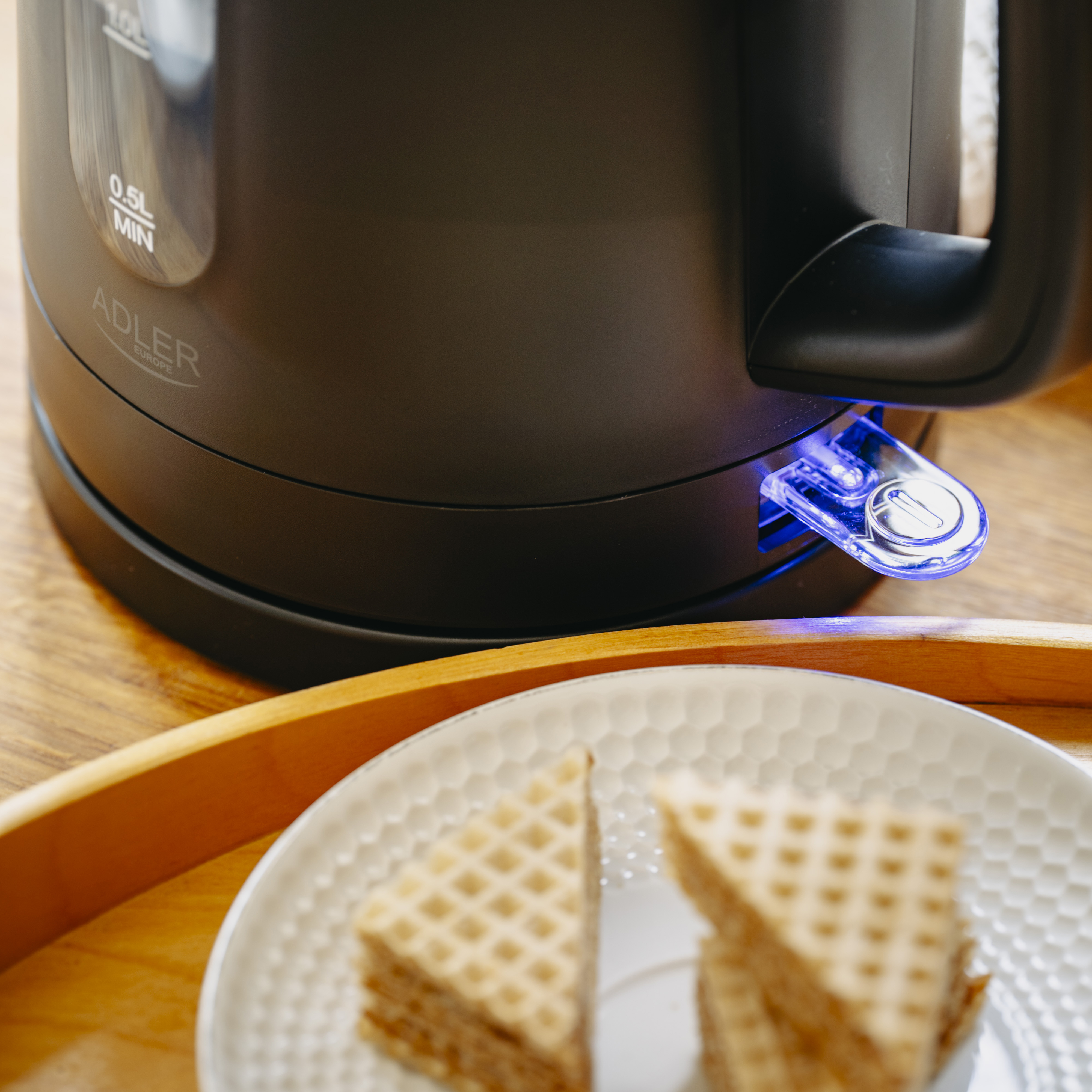 Adler Kettle | AD 1379b | Electric | 2200 W | 1.7 L | Polypropylene | 360° rotational base | Black