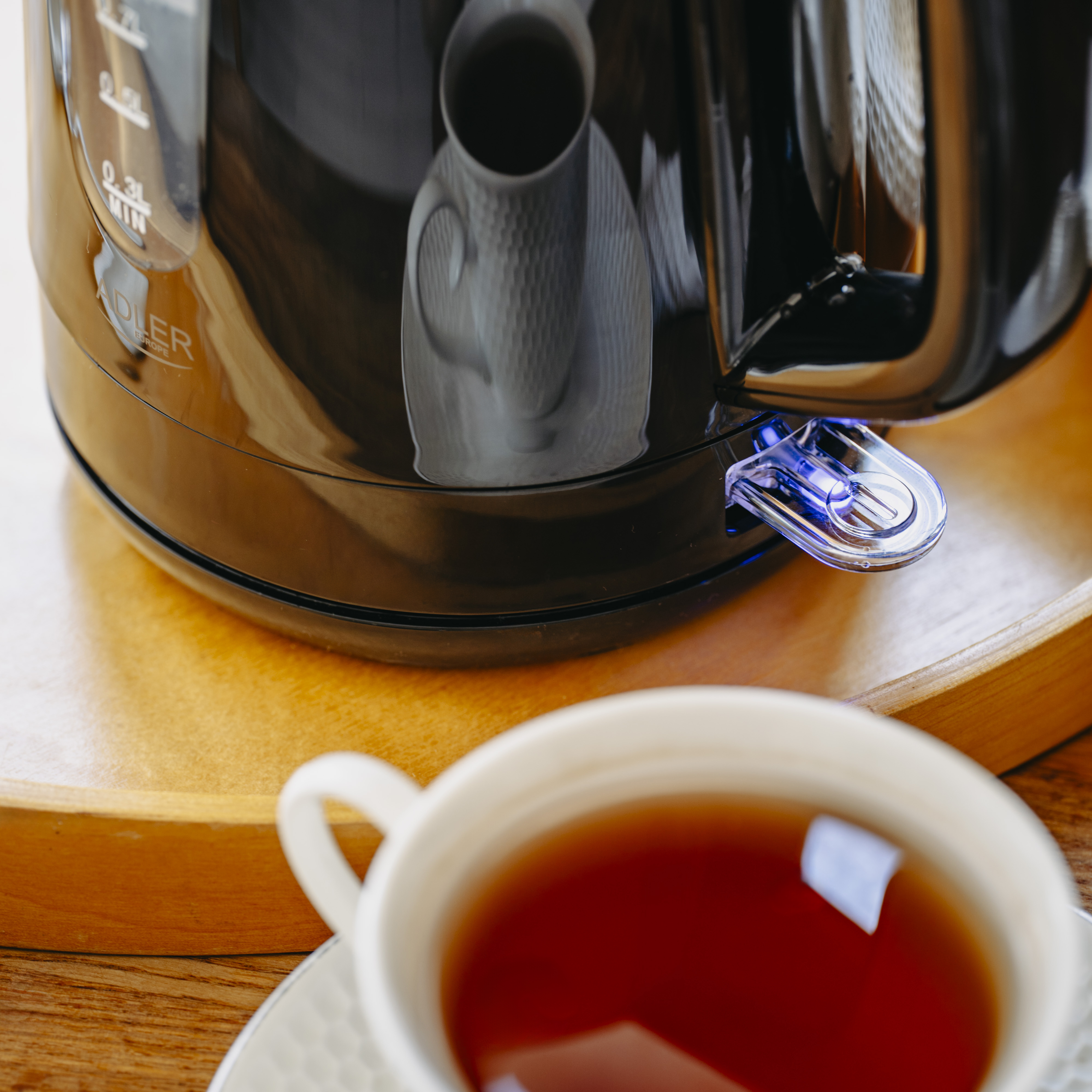 Adler Kettle | AD 1380b | Electric | 2200 W | 1 L | Polypropylene | 360° rotational base | Black