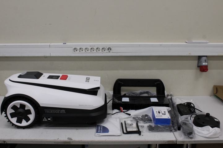 SALE OUT. Ecovacs Lawn Mower GOAT A1600 RTK | DAMAGED PACKAGING | 32 V