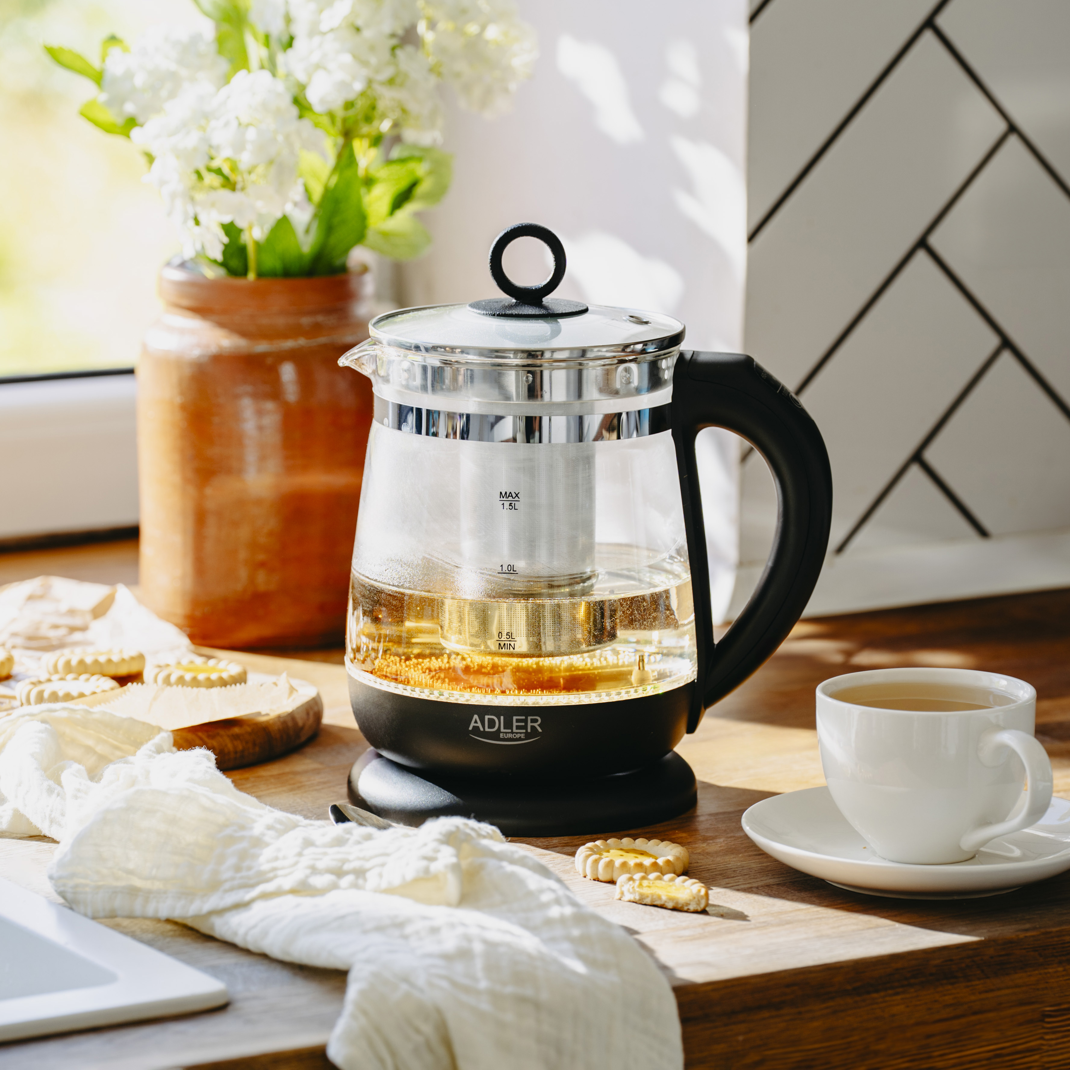 Adler Kettle | AD 1299 | Electric | 2200 W | 1.5 L | Glass | 360° rotational base | Black