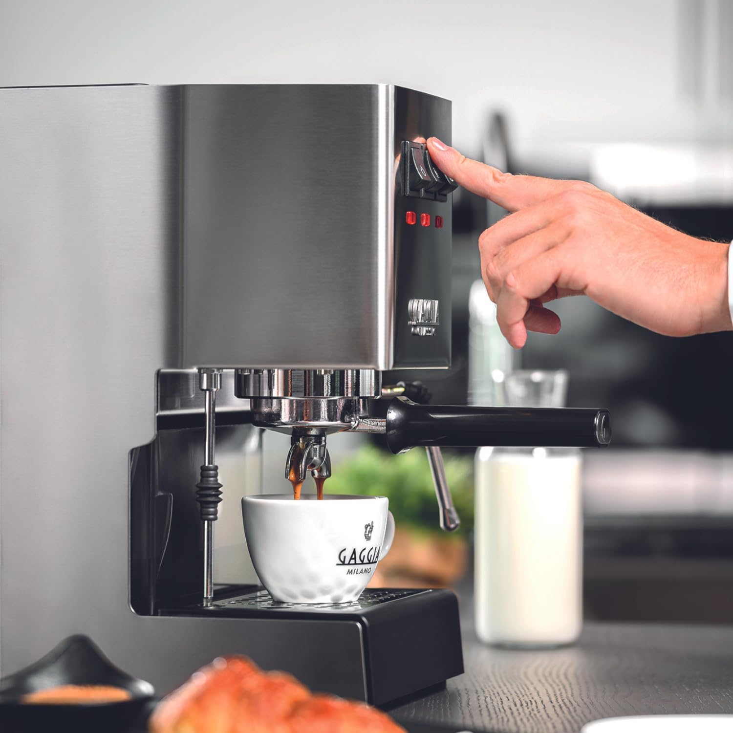 Gaggia | Coffee Maker | RI9481/11 Classic E24 | Pump pressure 15 bar | Built-in milk frother | Semi-automatic | Brushed Stainless Steel