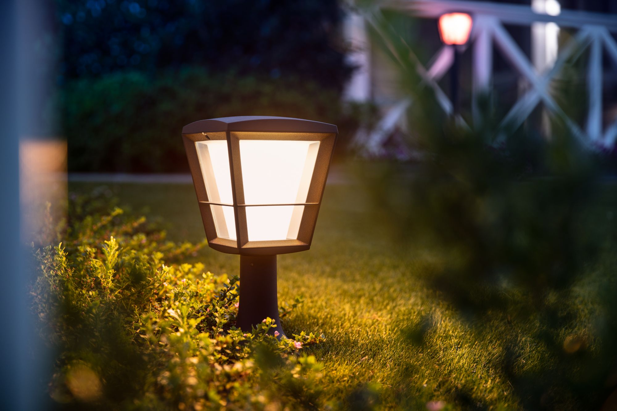 Philips Hue WCA Econic Outdoor Pedestal Lantern | 15 W | 2000-6500 Hue White Colour Ambiance