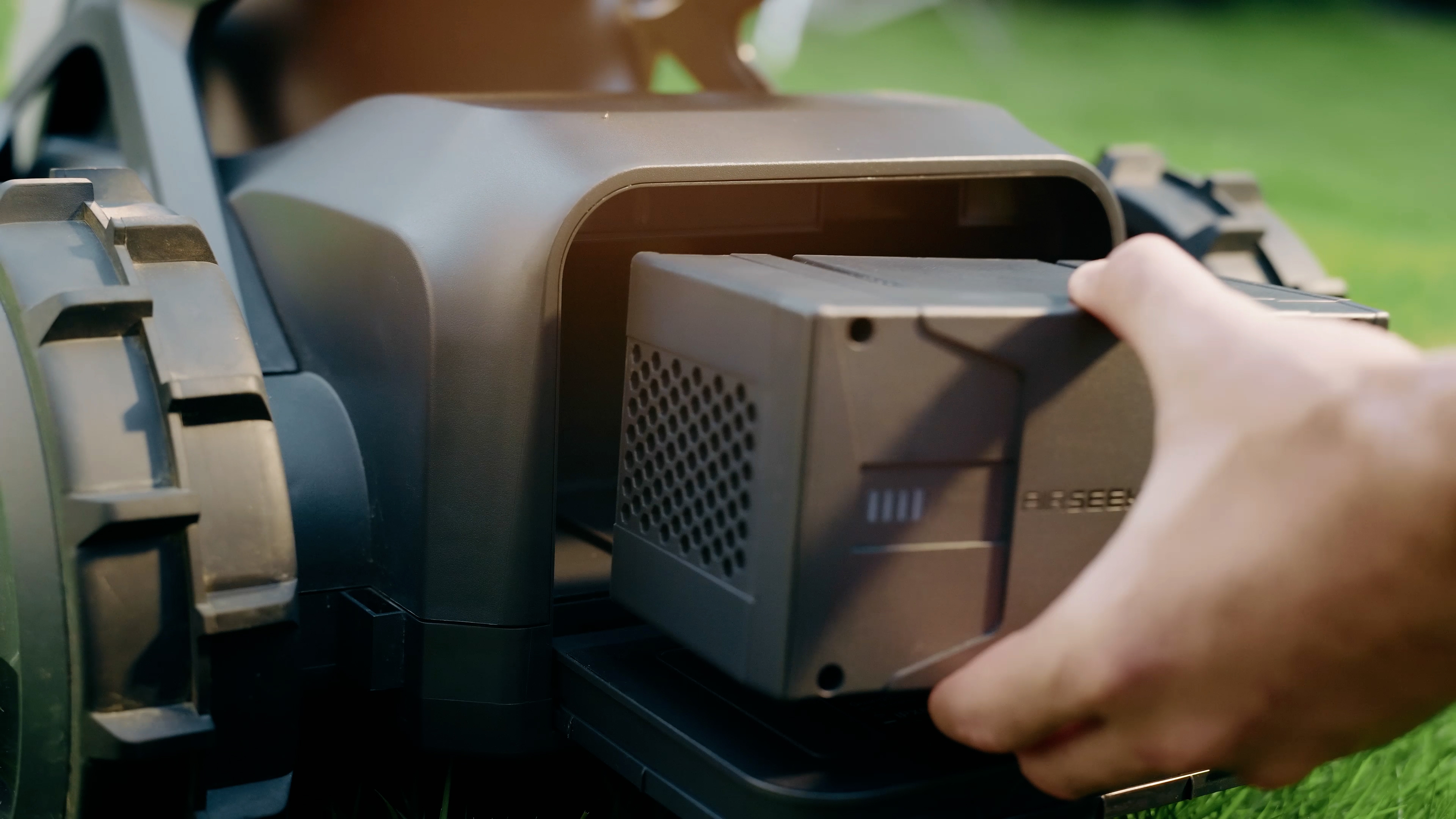 AIRSEEKERS LIMITED | Tron 300° AI Vision Mulching Mower, 2400m², Ai Vision + NRTK | 15 Ah