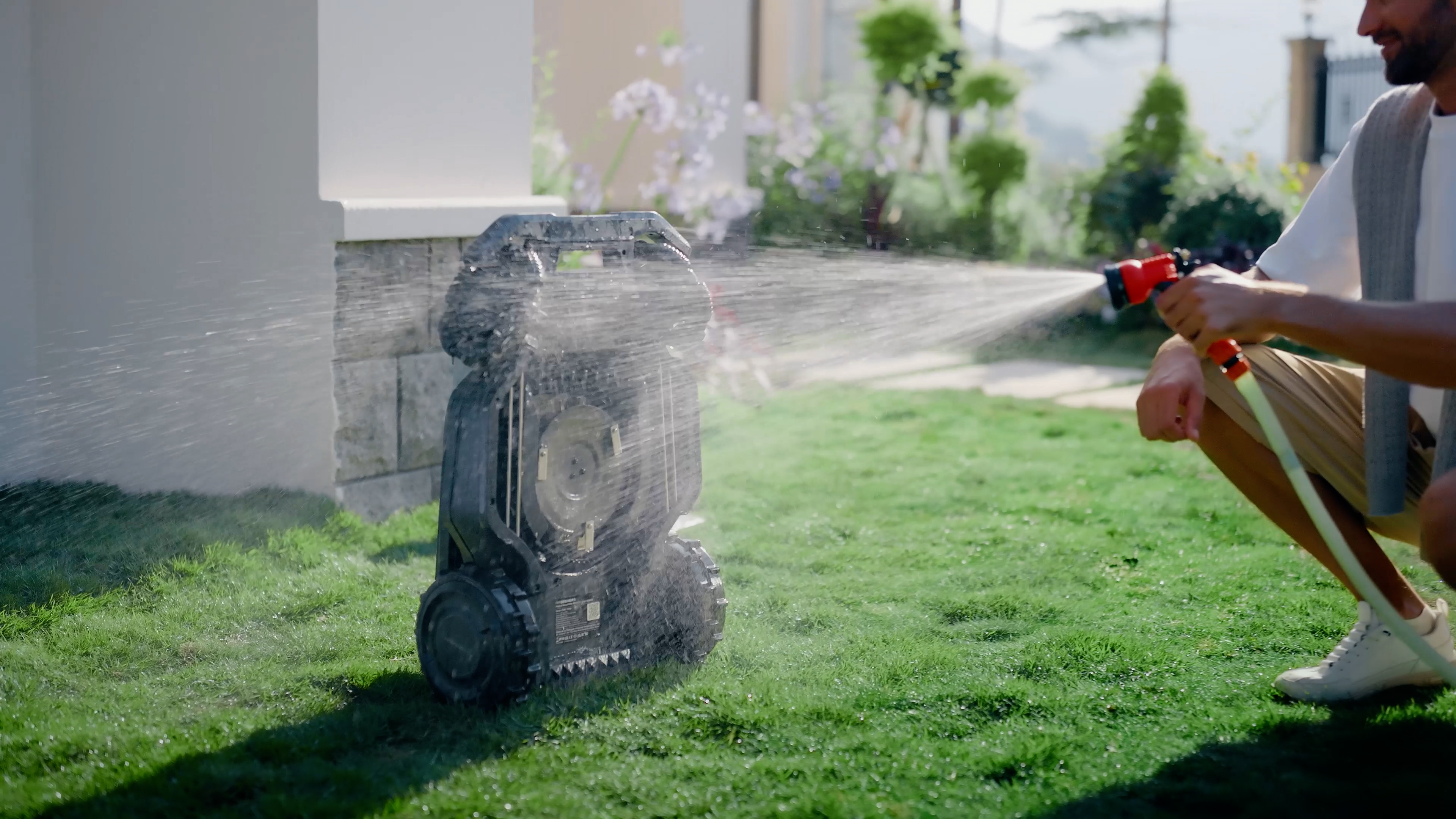 AIRSEEKERS LIMITED | Tron 300° AI Vision Mulching Mower, 2400m², Ai Vision + NRTK | 15 Ah