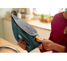 Philips | Iron | DST7050/70 | Steam Iron | 2800 W | Water tank capacity 300 ml | Continuous steam 50 g/min | Steam boost performance 250 g/min | Green