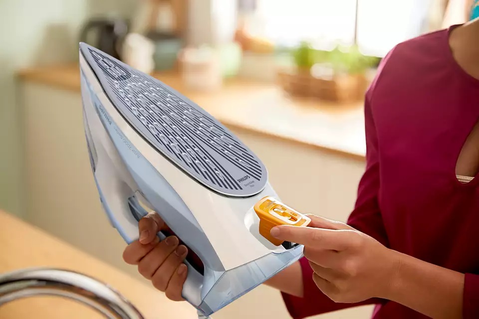 Philips | DST7011/20 | Steam Iron | 2600 W | Water tank capacity 300 ml | Continuous steam 45 g/min | Steam boost performance 220 g/min | Light Blue/Gray
