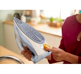 Philips | DST7011/20 | Steam Iron | 2600 W | Water tank capacity 300 ml | Continuous steam 45 g/min | Steam boost performance 220 g/min | Light Blue/Gray